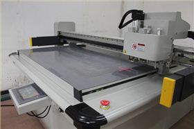 全自動割樣機